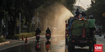 Foto Jakarta Semprot Jalan Mitigasi Abu Vulkanik dari Anak Gunung Krakatau
