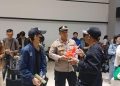 Polri Ajak Penumpang dan Berikan Snack di Bandara Soekarno-Hatta