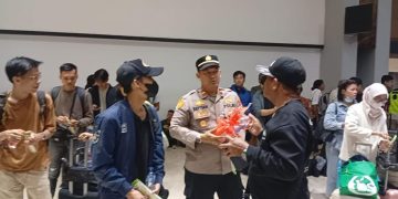 Polri Ajak Penumpang dan Berikan Snack di Bandara Soekarno-Hatta