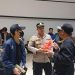 Polri Ajak Penumpang dan Berikan Snack di Bandara Soekarno-Hatta