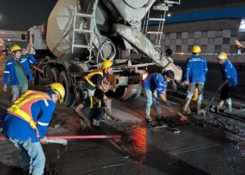 Mobil ASN di Pekalongan Terobos Jalan yang Sedang Dicor Viral