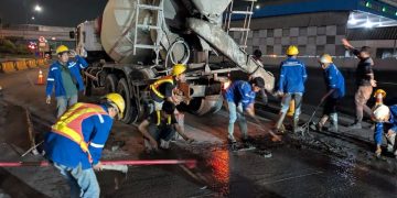 Mobil ASN di Pekalongan Terobos Jalan yang Sedang Dicor Viral