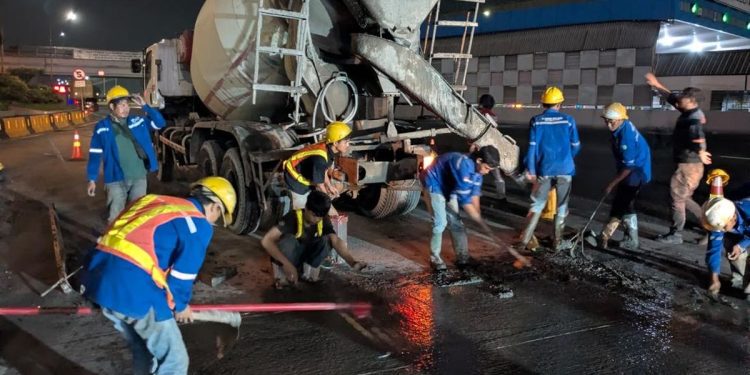 Mobil ASN di Pekalongan Terobos Jalan yang Sedang Dicor Viral