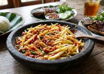 Membuat Sambal Pencit Mangga Muda Segar, Manis, Pedas, dan Asam