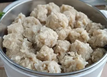 Resep Pentol Ayam Kenyal dan Gurih untuk Camilan Keluarga yang Lezat