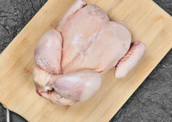 6 Kesalahan Mencairkan Ayam Beku yang Harus Dihindari agar Aman untuk Dikonsumsi