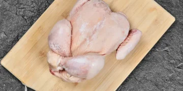 6 Kesalahan Mencairkan Ayam Beku yang Harus Dihindari agar Aman untuk Dikonsumsi
