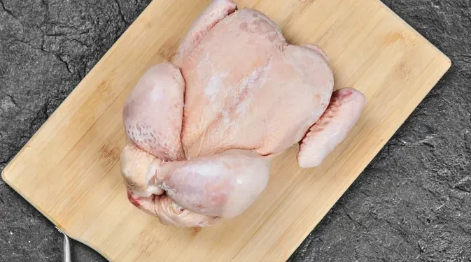 6 Kesalahan Mencairkan Ayam Beku yang Harus Dihindari agar Aman untuk Dikonsumsi