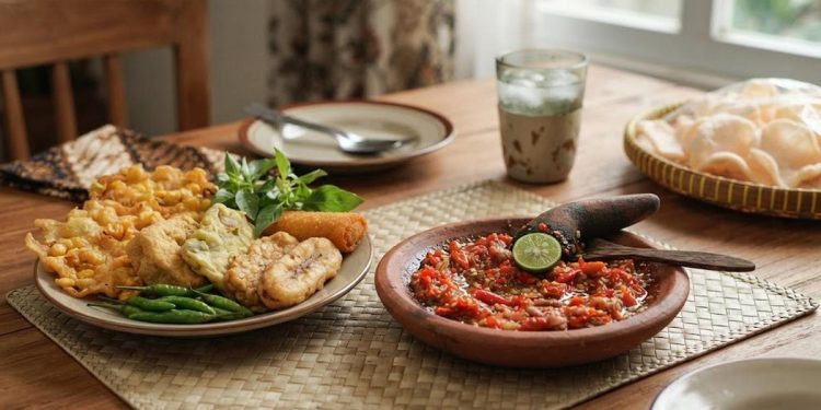 6 Jenis Sambal Rumahan yang Pas untuk Gorengan dan Mudah Dibuat