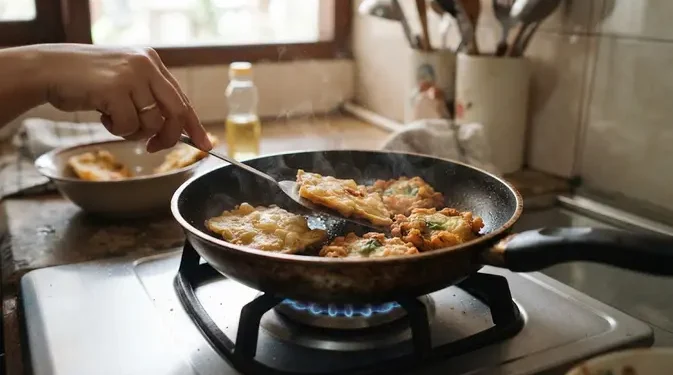 6 Cara Menghangatkan Gorengan Sisa Agar Tidak Berminyak dan Kembali Renyah