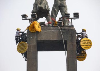 Polda Metro Kembalikan 6 Aktivis Greenpeace Usai Pasang Spanduk di HI