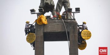 Polda Metro Kembalikan 6 Aktivis Greenpeace Usai Pasang Spanduk di HI