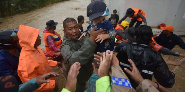 Warga Terdampak Banjir Bandang di Padang, Tim Evakuasi Diterjunkan BPBD