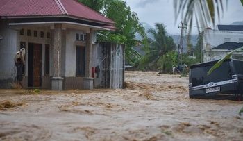 FOTO: Hujan Deras Mengakibatkan Banjir Bandang di Padang