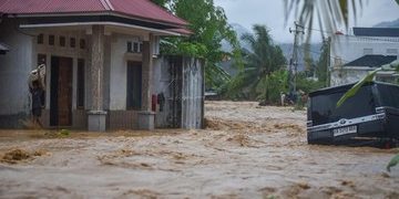 FOTO: Hujan Deras Mengakibatkan Banjir Bandang di Padang