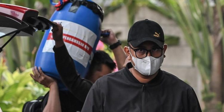 Bupati Klaten Simpan Uang Hasil Korupsi Sebesar Rp934 Juta di Dalam Tong