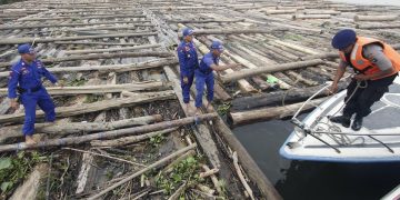 TNI AL Menangkap 2 Kapal Selundupkan 8000 Kayu Ilegal di Pulau Buru