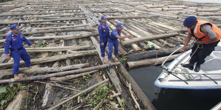 TNI AL Menangkap 2 Kapal Selundupkan 8000 Kayu Ilegal di Pulau Buru