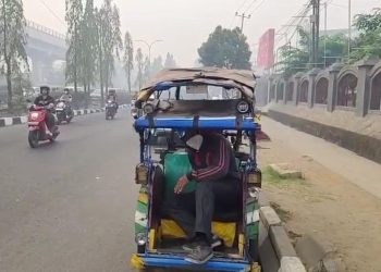 Asap Karhutla Menutupi Jembatan Ampera dan Penarik Becak Terpuruk