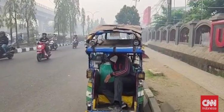 Asap Karhutla Menutupi Jembatan Ampera dan Penarik Becak Terpuruk