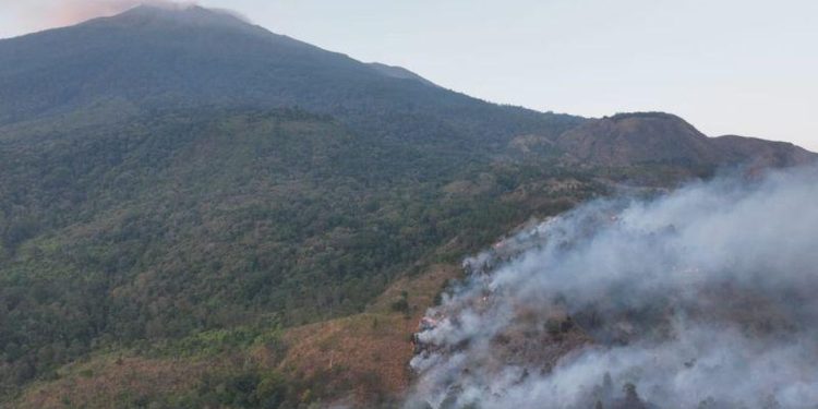 Karhutla Ciremai, Pemkab Koordinasi Pemprov untuk Water Bombing