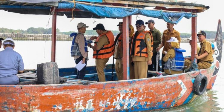 Taj Yasin Tinjau Pembangunan Tanggul Pantai dan Pemulihan Tambak di Demak