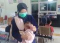 Tangis Sedih Bayi Aisya Berebut Udara Segar di Tengah Asap Tebal Palembang
