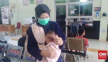 Tangis Sedih Bayi Aisya Berebut Udara Segar di Tengah Asap Tebal Palembang
