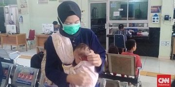 Tangis Sedih Bayi Aisya Berebut Udara Segar di Tengah Asap Tebal Palembang