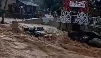 Derasnya Banjir Bandang di Padang Menggenangi Rumah Warga