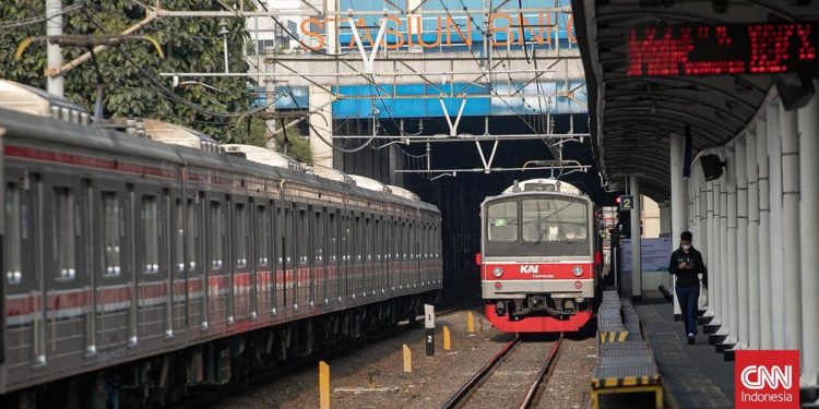 KRL Tabrak Mobil Dekat Stasiun Jatake, Perjalanan Terganggu
